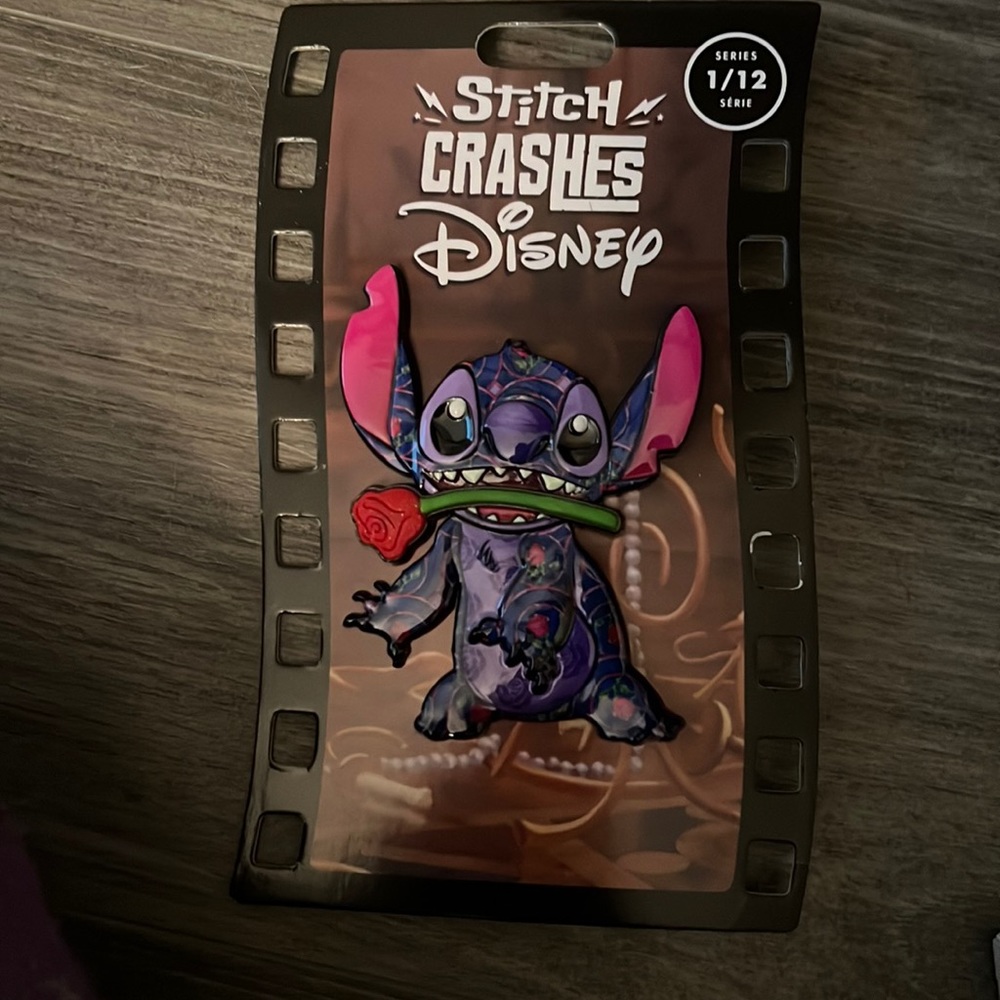 Stitch crashes Disney pin
